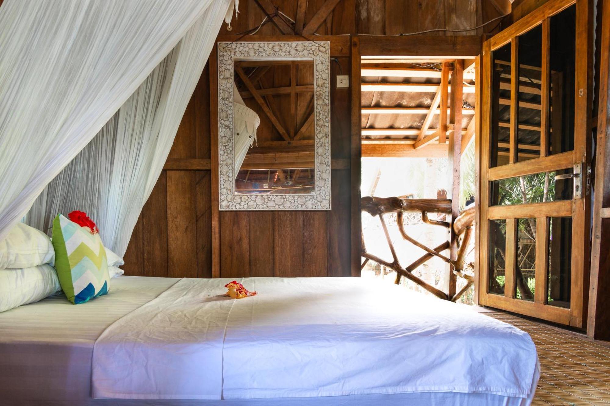 Hotel Mentawai Surf Camp Muarasiberut Esterno foto